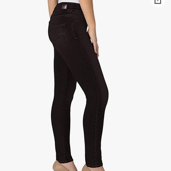 🌸Signature by Levis Women's Totally Shaping Pull on Skinny Jeans - Picture 2 of 5